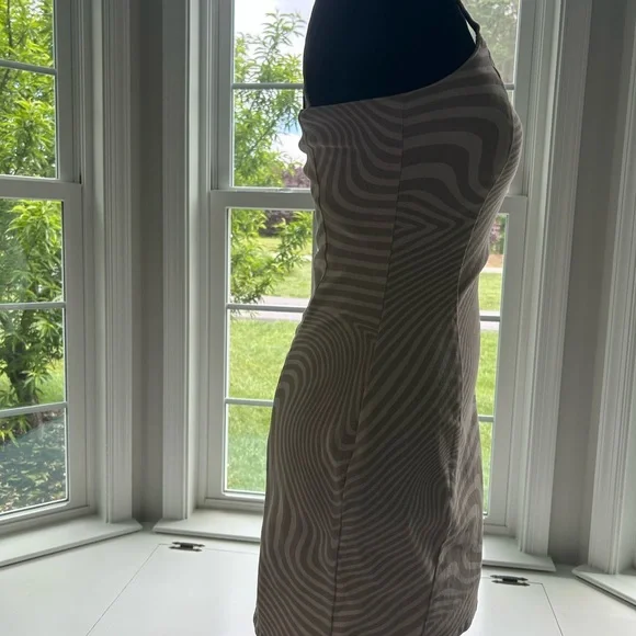 Elegant Beige Patterned Dress - Picture 3 of 8
